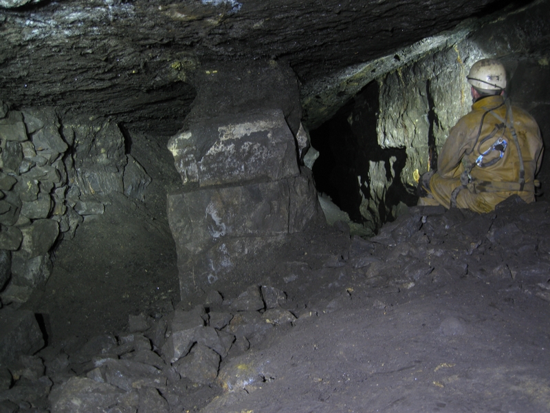 IMG_5450.JPG - Pillar, right at the top of the great Limestone, junction of Gudhamgill Burn Cross and Brownley Hill North Middle Veins.