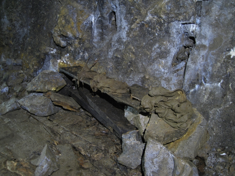 IMG_5491.JPG - Bench, with a selection of old rags.