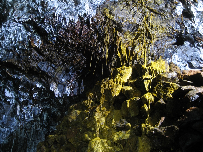 IMG_5492.JPG - Yellow stained formations.