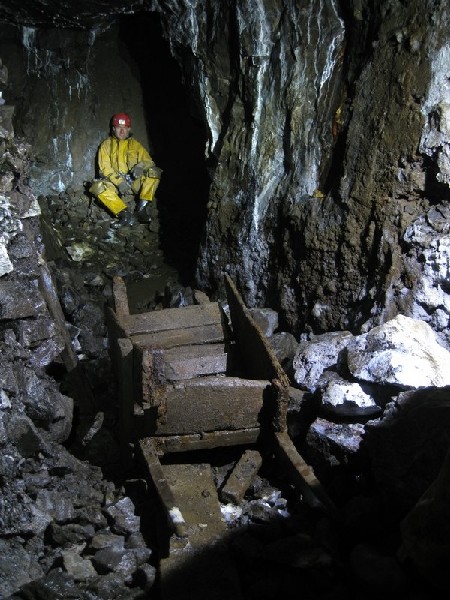 Img_5494.jpg - Barrow and Ian having a rest.