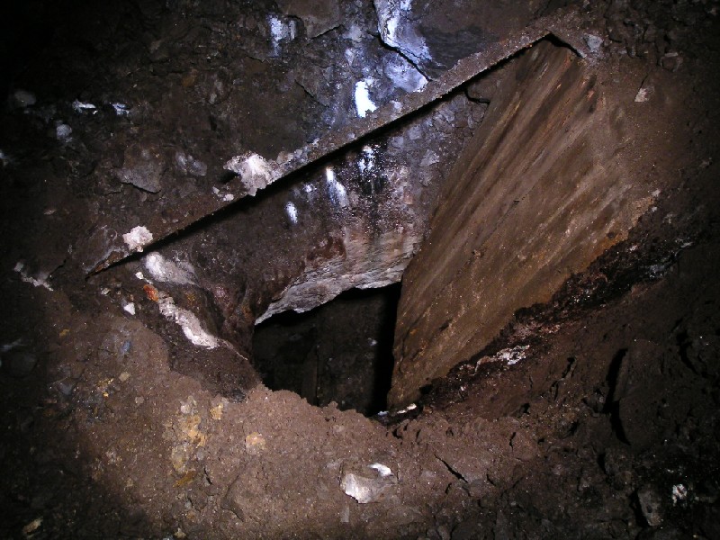 bh_bhmv_flats_oreshoot_level2.jpg - In the second level there were many ore shoots leading back down to the first level.