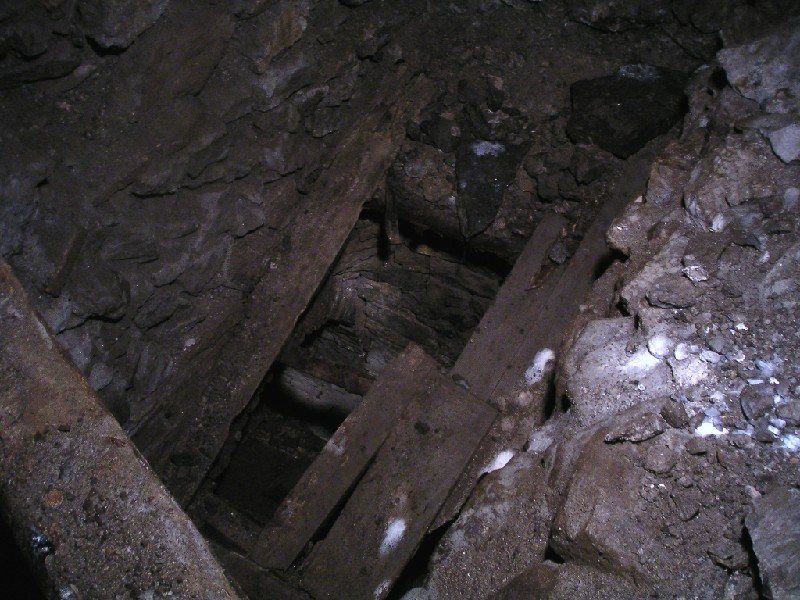 bh_bhmv_flats_oreshootlevel1_2.jpg - When we climbed up a rise from the passage we ended up in the flats above. This is a view down a hopper back into the passage below.