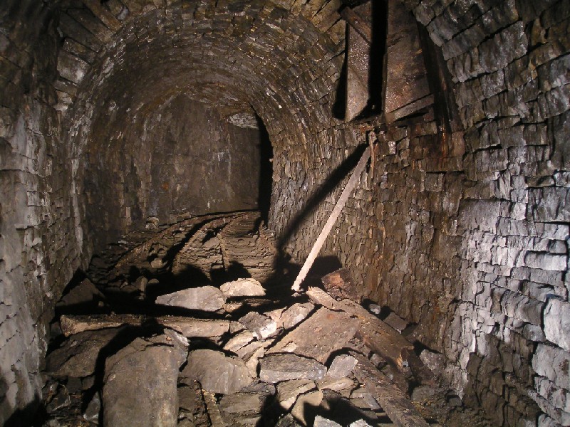 bh_bhmv_passing_place1.jpg - Further along the passage widens out for this passing place. The arching here is in really good condition, the rocks on the floor are from the hopper.