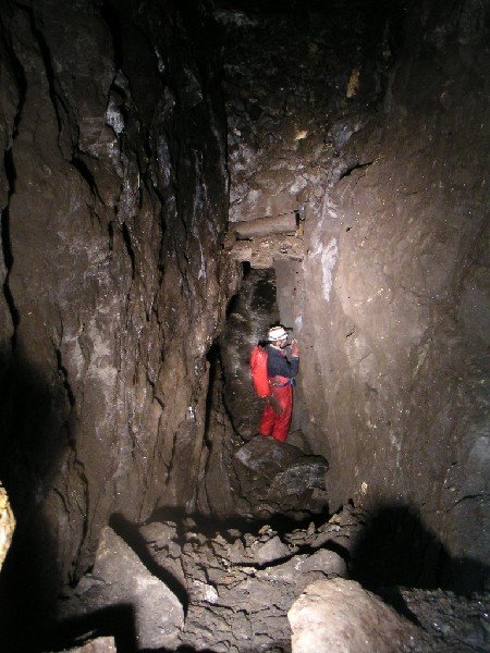 bh_bhv_calcitestope2.jpg - The other side of the stope. Karl rooting in pockets for discarded mineral specimens.