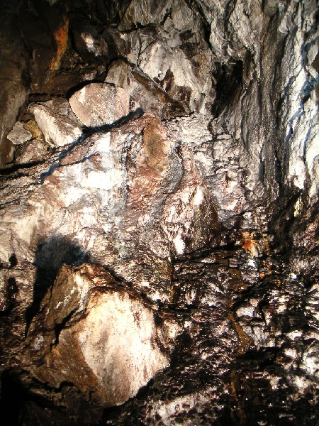 bh_bhv_calcitestope_calcification.jpg - At the end of the stope heavy calcification covered the deads and rocks forming a collapse.