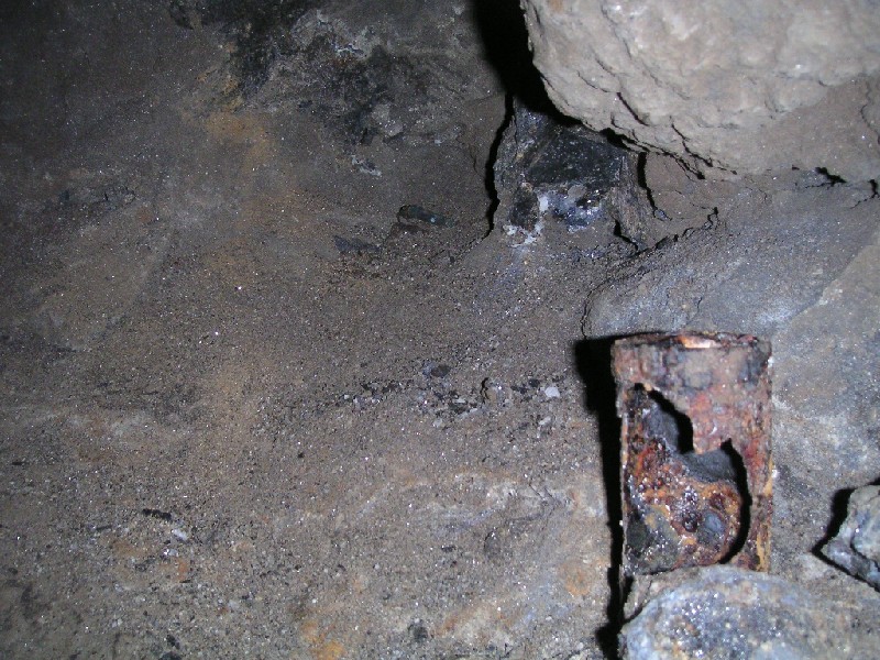 bh_bhv_calstope_detandtin.jpg - In one of the pockets behind the tin a detonator was found. You can just make it out with a slight tinge of bluish green.