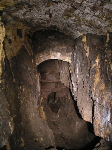 bh_bhv_level_risedivider.jpg - Looking out from the stope into the horse level, a wooden manway divider can be seen below the arching.