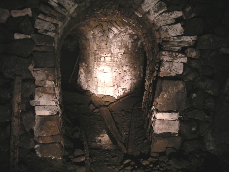 bh_view_in2_flats_bhmv.jpg - The twin passage, giving entry into the Brownley Hill Middle Vein from Wellgill Cross Vein.