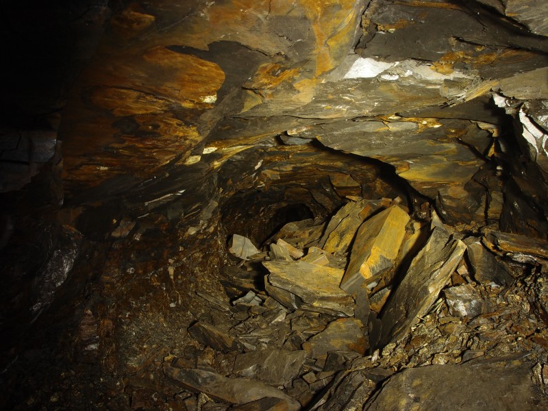 P1112203.JPG - Brownley Hill High Level, along the Brownley Hill Sun Vein. Roof on floor.