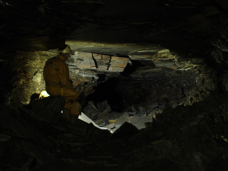 P1112206.JPG - Brownley Hill High Level, along the Brownley Hill Sun Vein. Ready to fall.