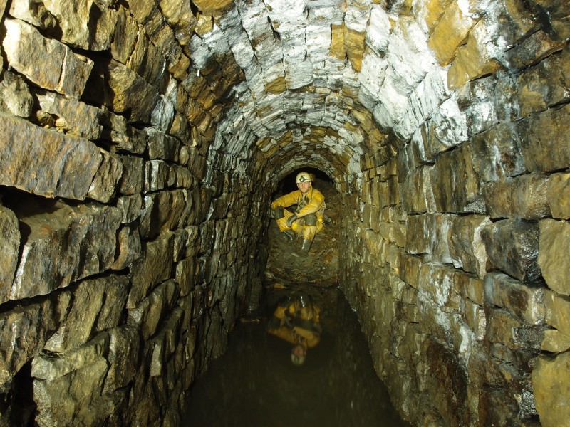 P1112208.JPG - Along the crosscut between the Sun and Jug Veins. One of the few remaining sections of arching.