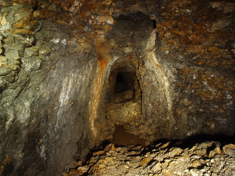 P1112219.JPG - Along the crosscut between the Sun and Jug Veins. One of the sections you can almost stand up in.