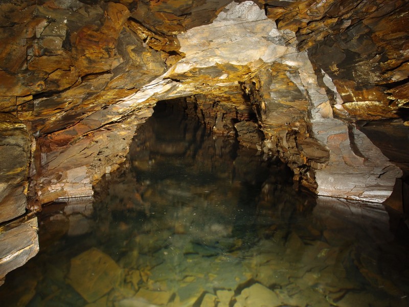 P1112220.JPG - Just past the junction with Jug Vein. The water gets deeper and then looks to reach for the roof.