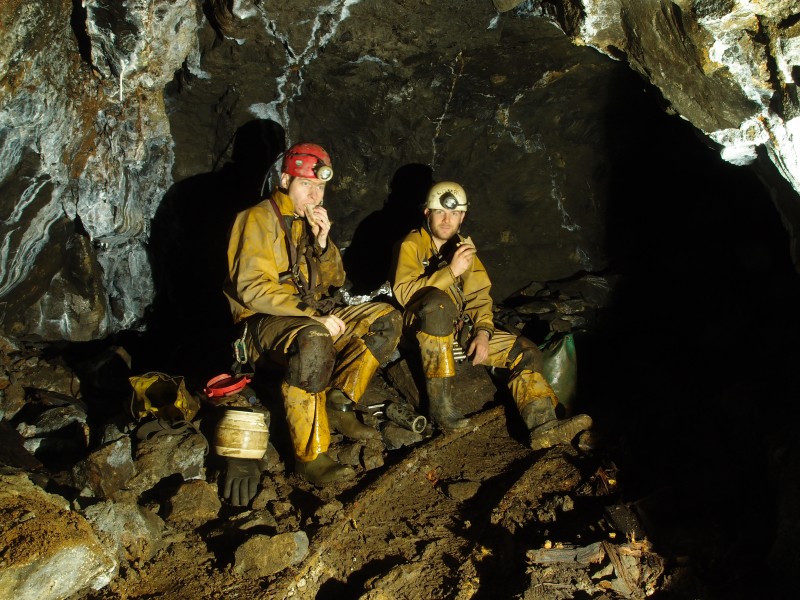 P1112237.JPG - Lunch on the bend.