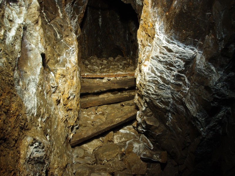 P1112244.JPG - Jug Vein. North of the rope sump. Looking up into stope.