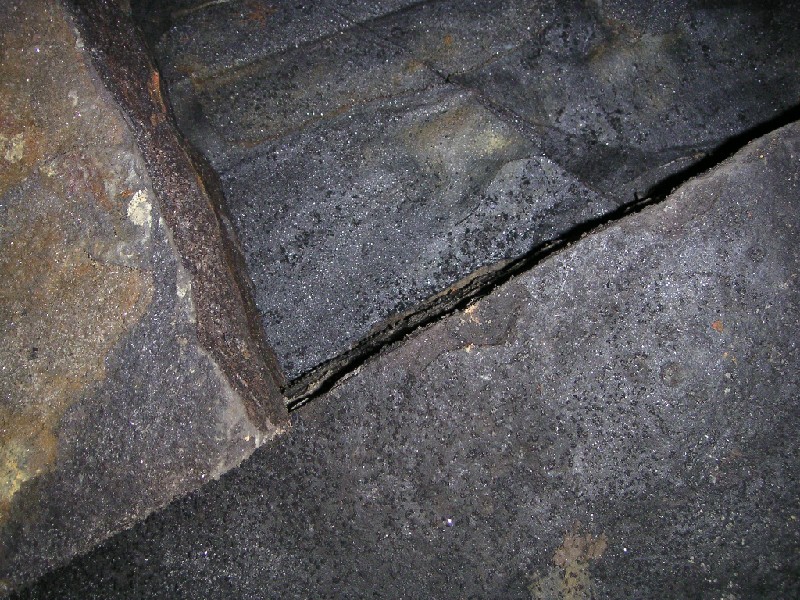 bh_hangingdeath_westhighcrossvein.jpg - This does not really tell the full story, but the slabs above where the kind you see in Wile E Coyote cartoons that drop on him, hanging death we call them.