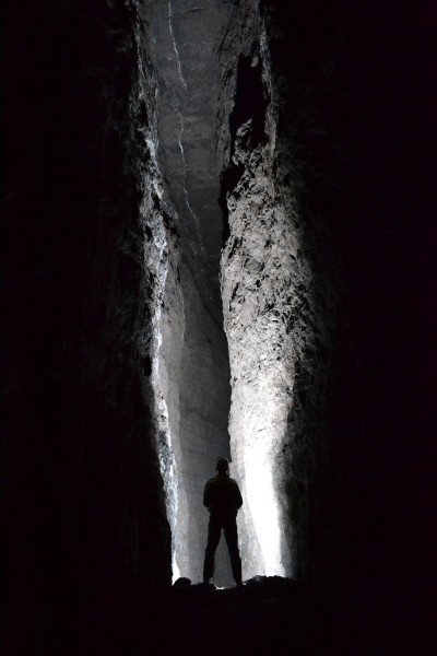 DSC_0002.JPG - Stope on the parallel Vein south of the Brownley Hill Vein near the Brownley Hill West High Cross Vein. Lighting is using a flash gun. Photo by Karli.