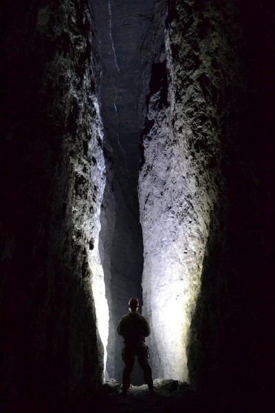 DSC_0003.JPG - Stope on the parallel Vein south of the Brownley Hill Vein near the Brownley Hill West High Cross Vein. Lighting is using a high power LED (1500lm). Photo by Karli.