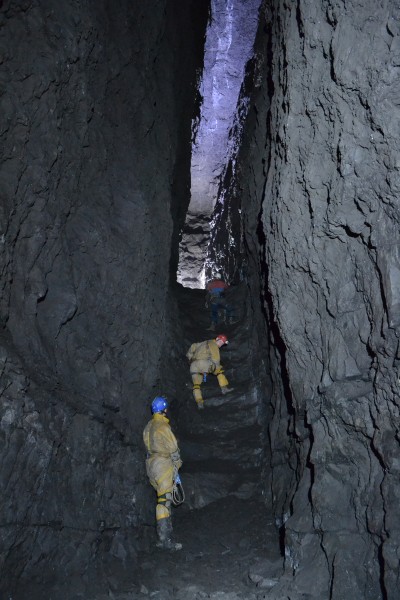 DSC_0005.JPG - Fault on the stope. Photo by Karli.