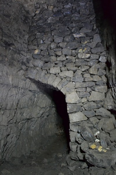 DSC_0012.JPG - Level and arching through stacked deads in the stope. Photo by Karli.