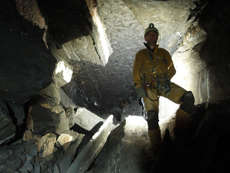 P8206606.JPG - Shattered stope at the top of the Great Limestone.