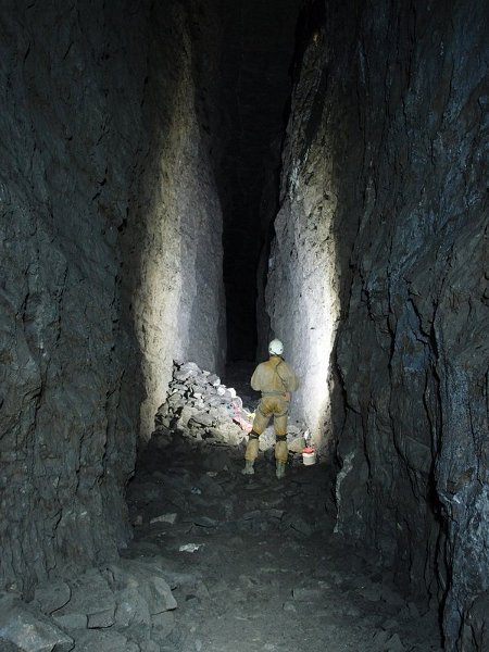 P4290353.jpg - A more balanced shot of the stope, this is looking east. The rise that we came out of to get into it is just in front of Alistair.