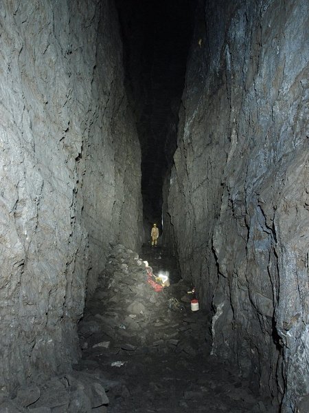 P4290355.jpg - Pete in the distance trying to show the length and height of the stope.