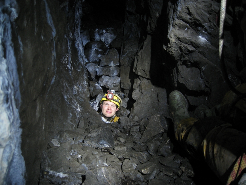 IMG_6102.JPG - On the other parallel stope, a little hole that did not lead anywhere.