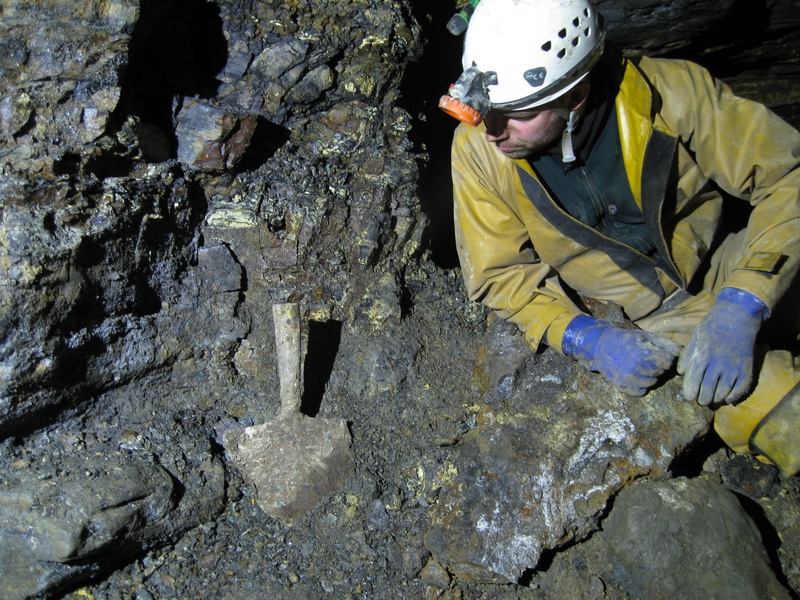 IMG_6114.JPG - Shovel on the junction with West High Cross Vein.
