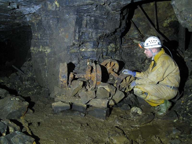 IMG_6118.JPG - Wheels and axles at the junction with Brownley Hill High Cross Vein.