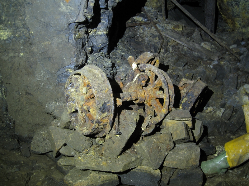 IMG_6119.JPG - Wheels and axles at the junction with Brownley Hill High Cross Vein.