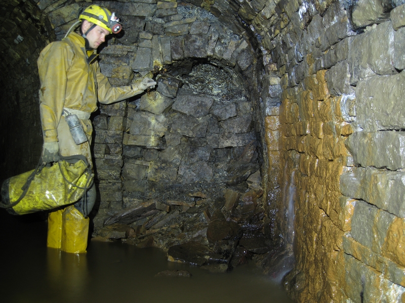 IMG_6124.JPG - The spring fountain wall.