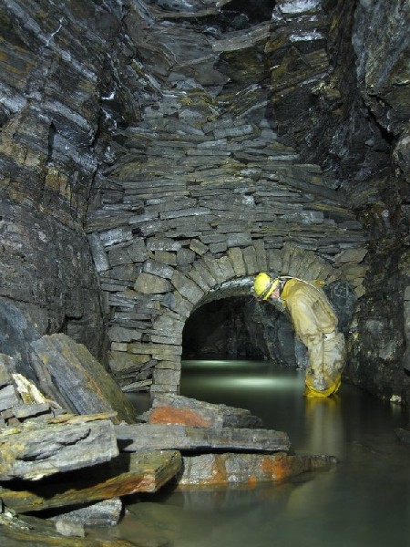 Img_6135.jpg - Horse Level, a bit further on from Tatler's String rise. Slabs of shale used are masonry.