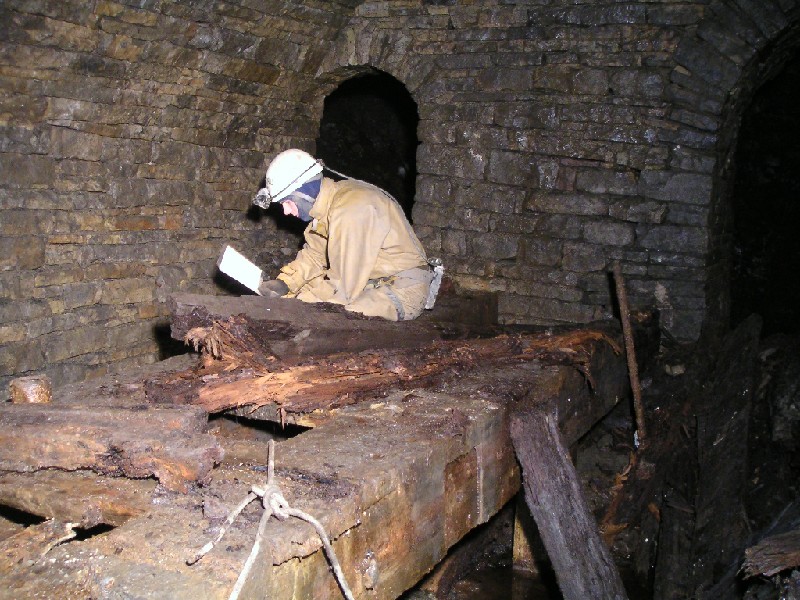 bh_comprearwall1.jpg - Another view of the bed with the rear wall and arches.