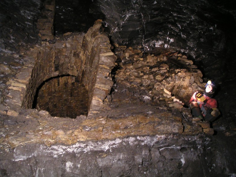 bh_compshalechamber6.jpg - Another shot of the arches looking up from the shale chamber.