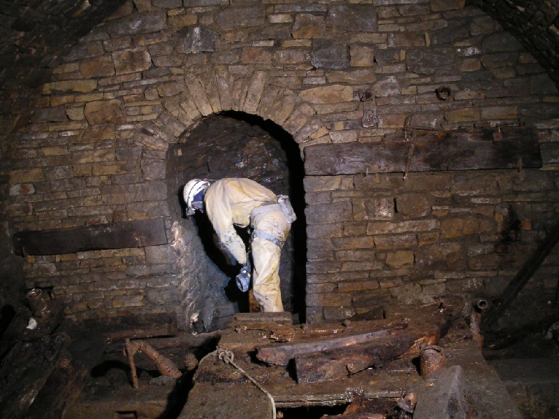 bh_compsump3.jpg - Karli over the sump shouting down to Mark.