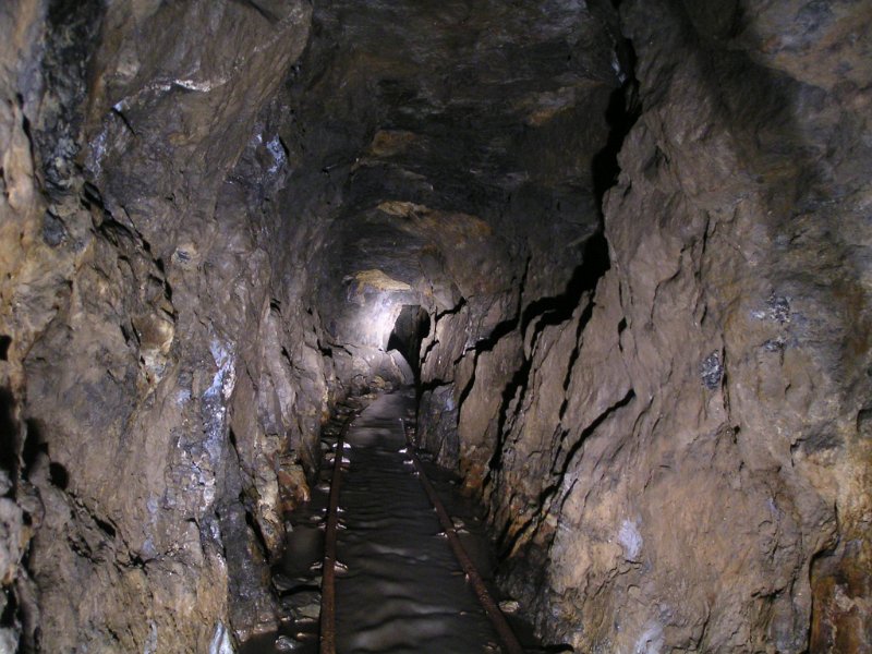 bl_levelrockroof2.jpg - This is back in the main passage on the way out, The level here was high and self supporting in competent rock.