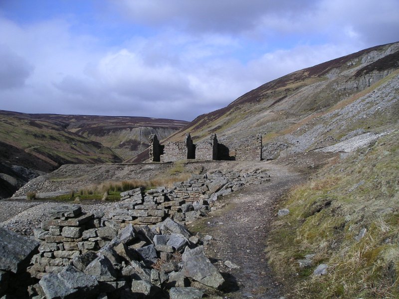 bunton_mineshop.jpg - Looking up to the Bunton Level mineshop, infront the remains of the dressing floors can be seen.
