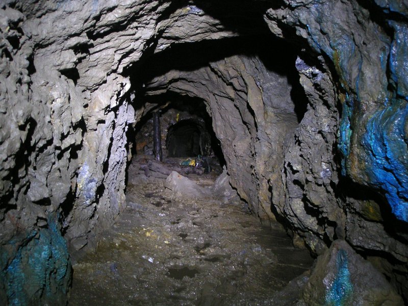 PICT6217.jpg - This is looking back from the left hand branch of the junction and its decorated passage. This branch ended in a fall.