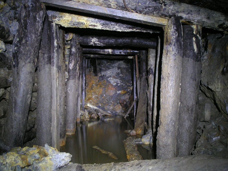 PICT6221.jpg - The left branch passed under some timber supports which ended in a collapse.