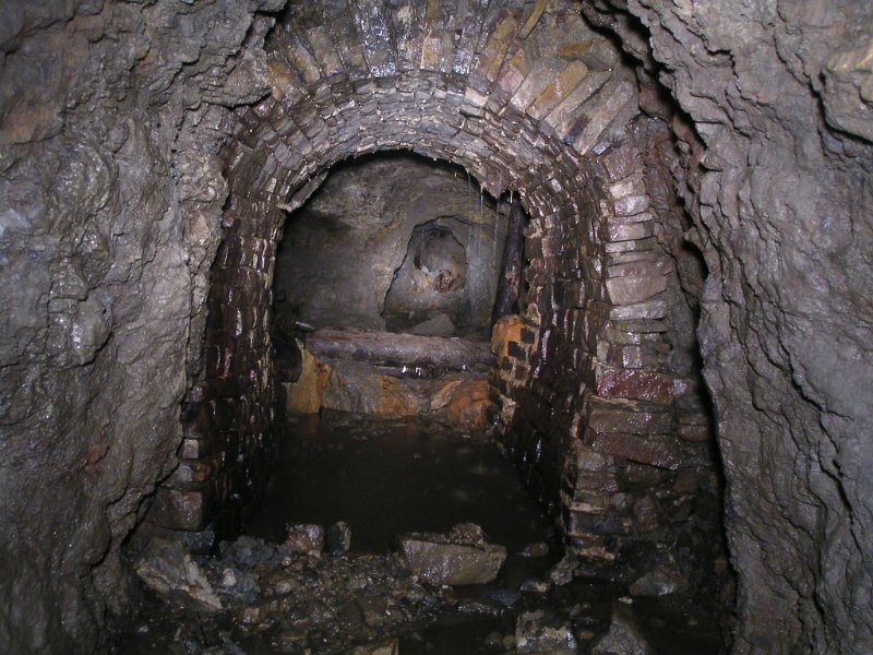 PICT6222.jpg - Past the ventilation room and a third door the horse level reached a junction.