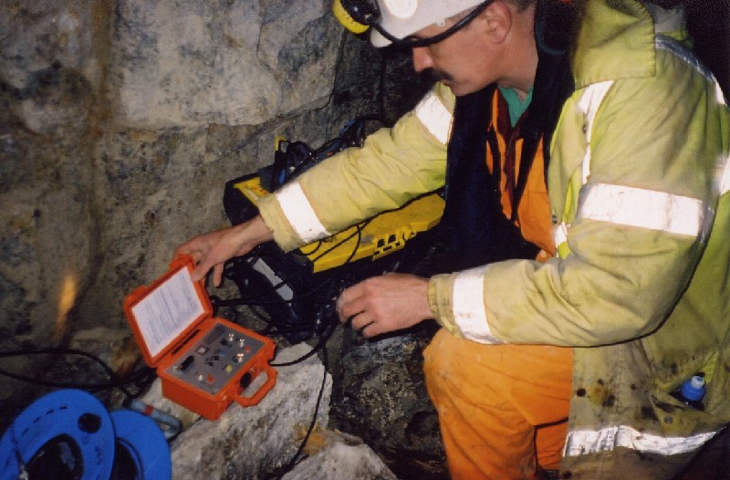 camborne4.jpg - Connecting the data logger to the instruments that we built.