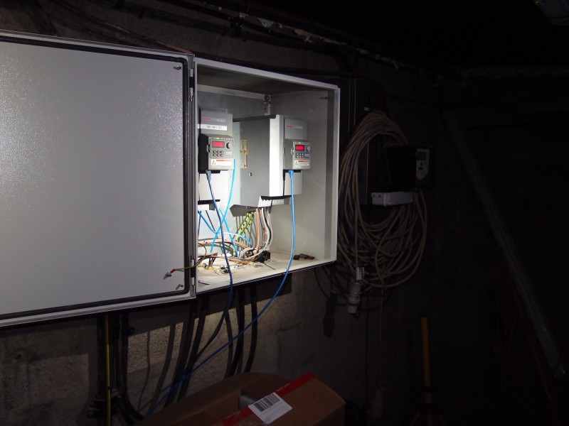 P8121405.JPG - Drives for the fans.