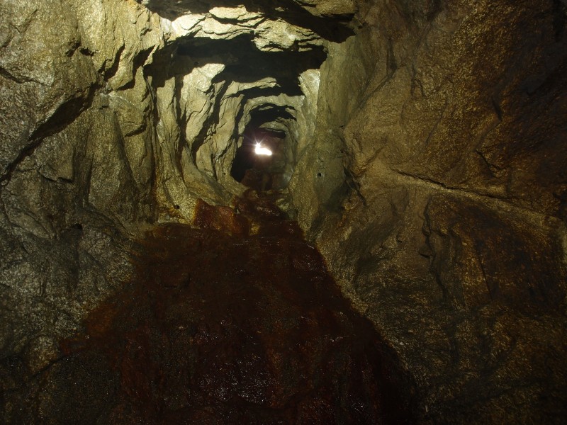 P8121413.JPG - Looking up inclined air shaft.