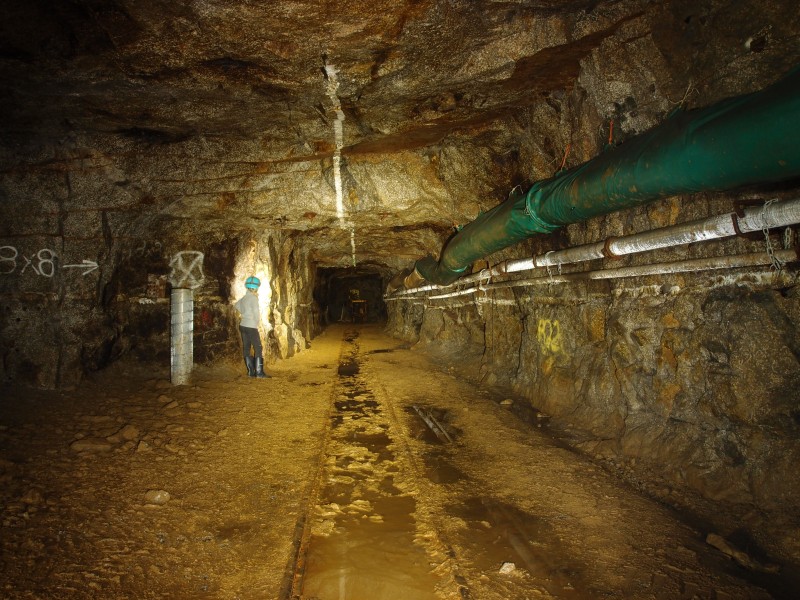 P8121431.JPG - Compressed air and water pipes.