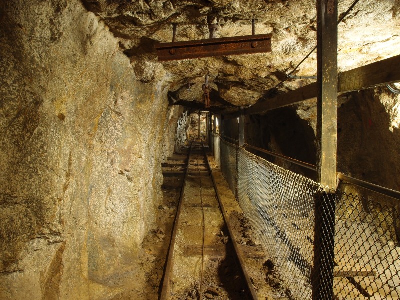 P8121449.JPG - Looking up to the South African sublevel.