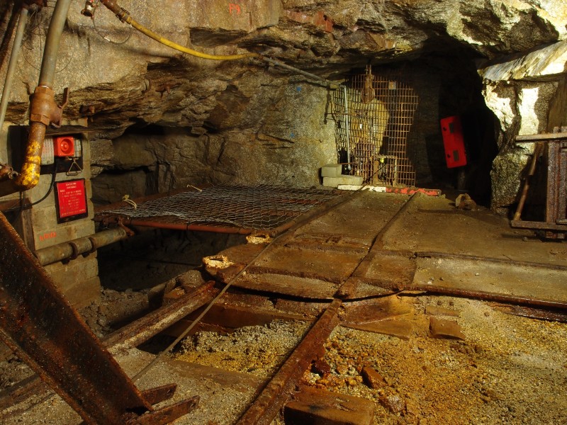 P8121451.JPG - Top of the sub level, turn table and chute to main level.