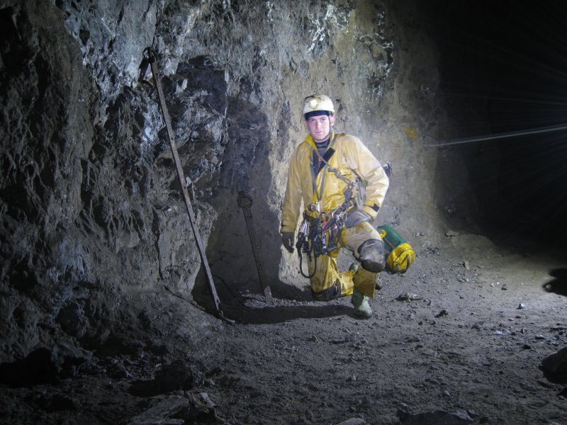 13_archer_stope_metalbars.jpg - Metal bars with rings, something to do with holding or locking?