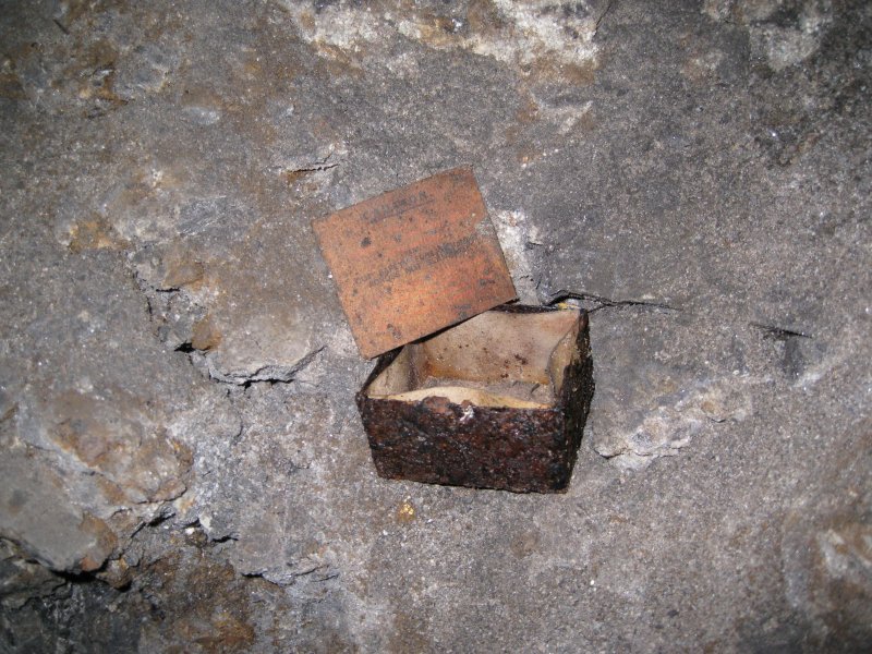 15_archer_rise_det_tin.jpg - Detonator tin with instruction card.