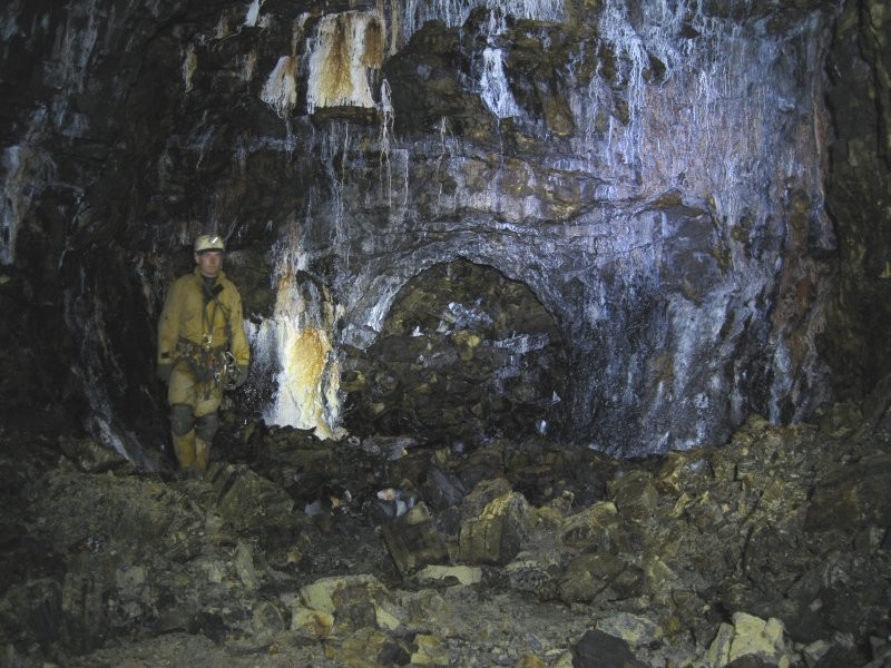 39_hbstopes_shaleschamber.jpg - Inside the shale chamber and the partially walled up hopper?